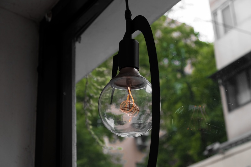 Glödlampa på balkongen